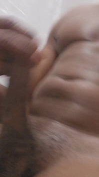Cewek sange ini lagi asik ngocok kontol besar pria kulit hitam sampai dicrot di dalam di kamar mandi