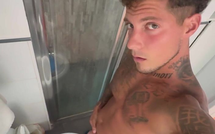 BoyGym: Boygym Muskelpiss i mitt badrum