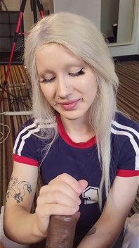 흑인 자지를 숭배하는 것을 좋아하는 겸둥이 금발
