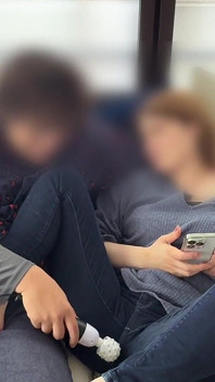 Mujer casada atormentada con un vibrador en el sofá