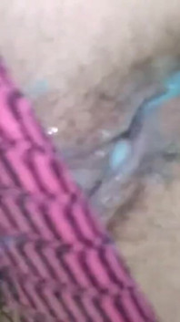 वह लॉलीपॉप चूसती है और उसे अपनी बालों वाली चूत ginnagg में धक्का देती है