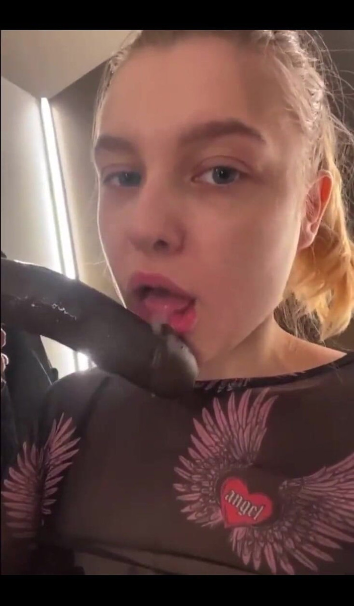 JuiceLussie: Kouření v šatně