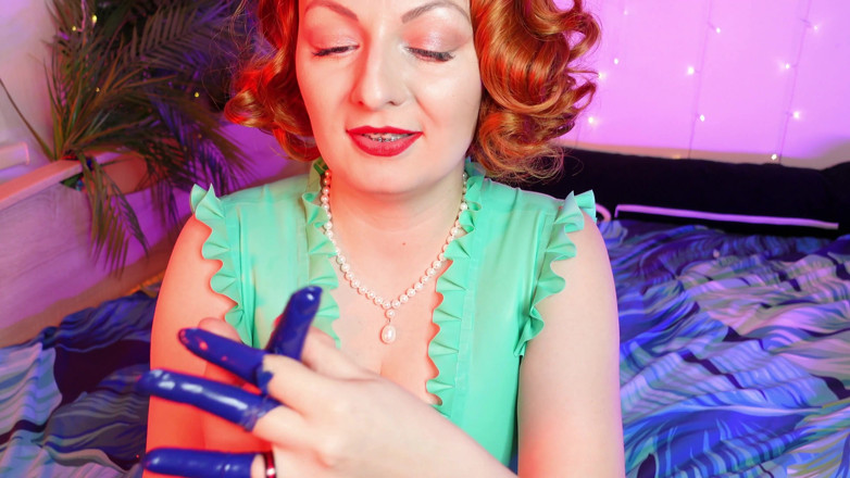 Arya Grander: Kleren aftrekken: latex rubberen handschoenen scheuren (Arya Grander)