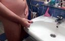 Sex hub male: John pinkelt alles in das badezimmerspülbecken