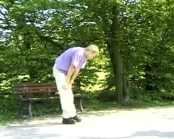 Deutsche Madchen: Грудаста німкеня показує свої рухи на відкритому повітрі