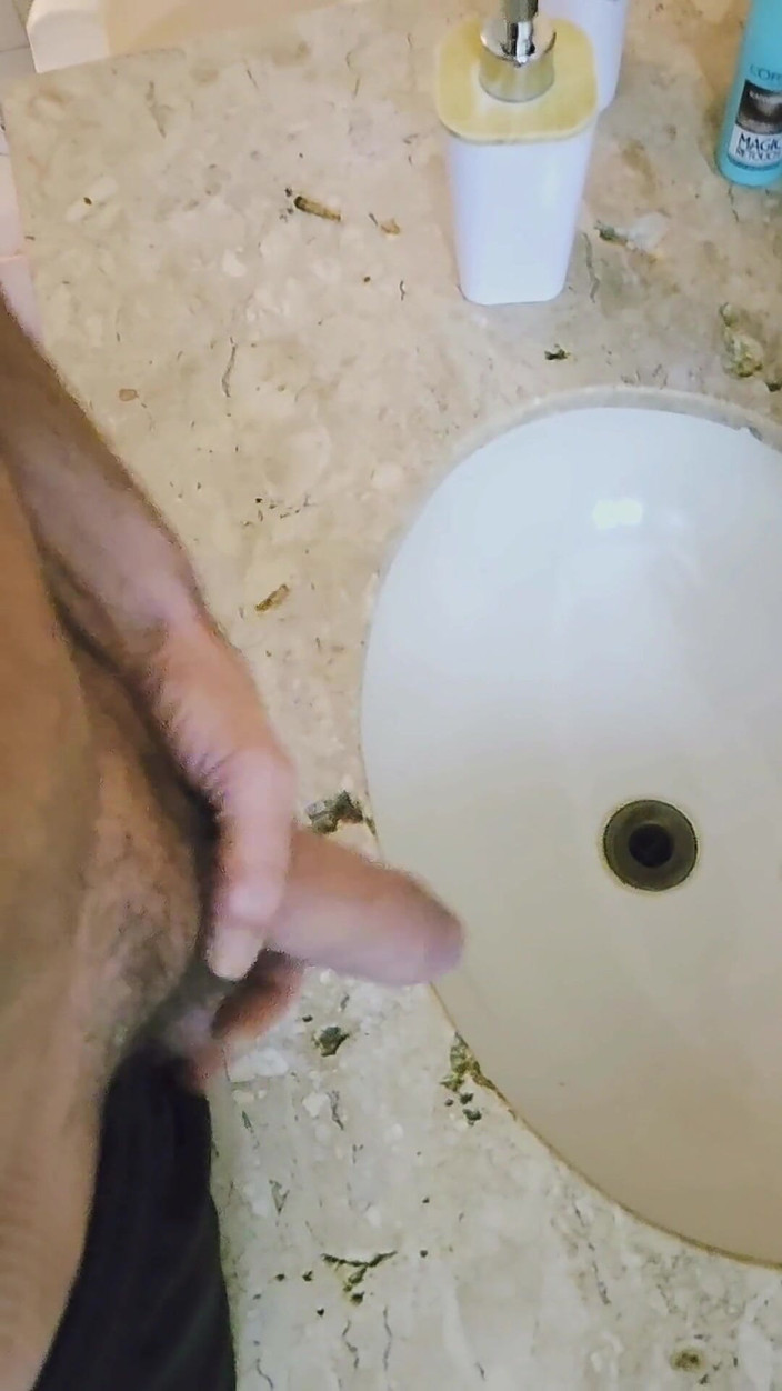 BBIG: Kencing di wastafel