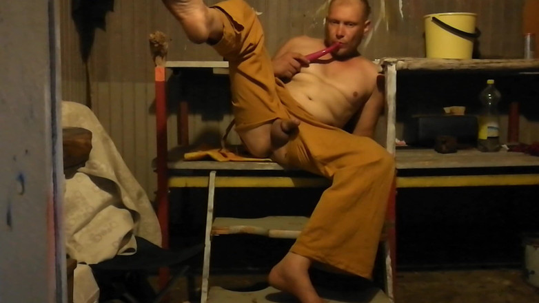 HornyLarry: Birden fazla oyuncak emiyor, biniyor ve oynuyor. Saunada azgın