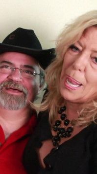 Mature couple wants to swing