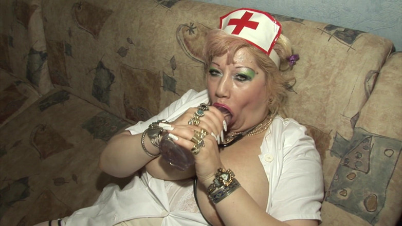 Solo Sex: Vollbusige krankenschwester mit muschi-piercings genießt masturbation!