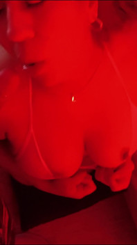 Geile Latina-milf in Rotlicht Spuckt Auf Schwanz, Lutscht Eier, Gibt Handjob Und Gesichtsbesamung