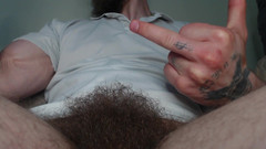 Hunky time: Alpha ukazuje biceps a prostředníček