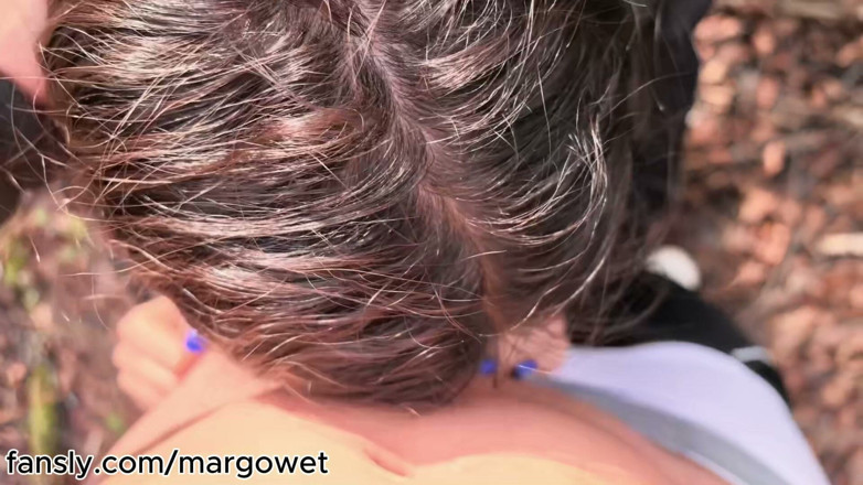 Margo Wet: Amatorskie obciąganie na świeżym powietrzu w lesie - połyka moją spermę na...