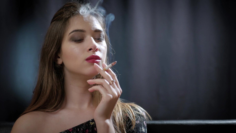 Russian Smokers: 클로즈업 비디오에서 흡연 기술을 보여주는 꿈의 여자 이리나
