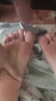 O Okurken Arkadaşlarının Ayak Tabanlarıyla Oynuyor.