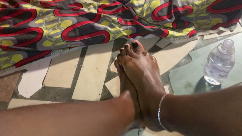 BrownGurl234: Ateşli zenci bebek yağlanmış ayak masajı bölümü