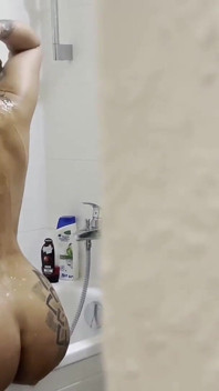 O mamă sexy tatuată țâțoasă ejaculează tare în fața lui cu jucărie