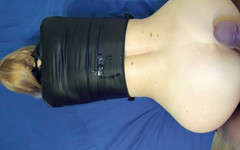 Leather Addict: Dar deri taytlı sarışın hatun domalarak sikiliyor