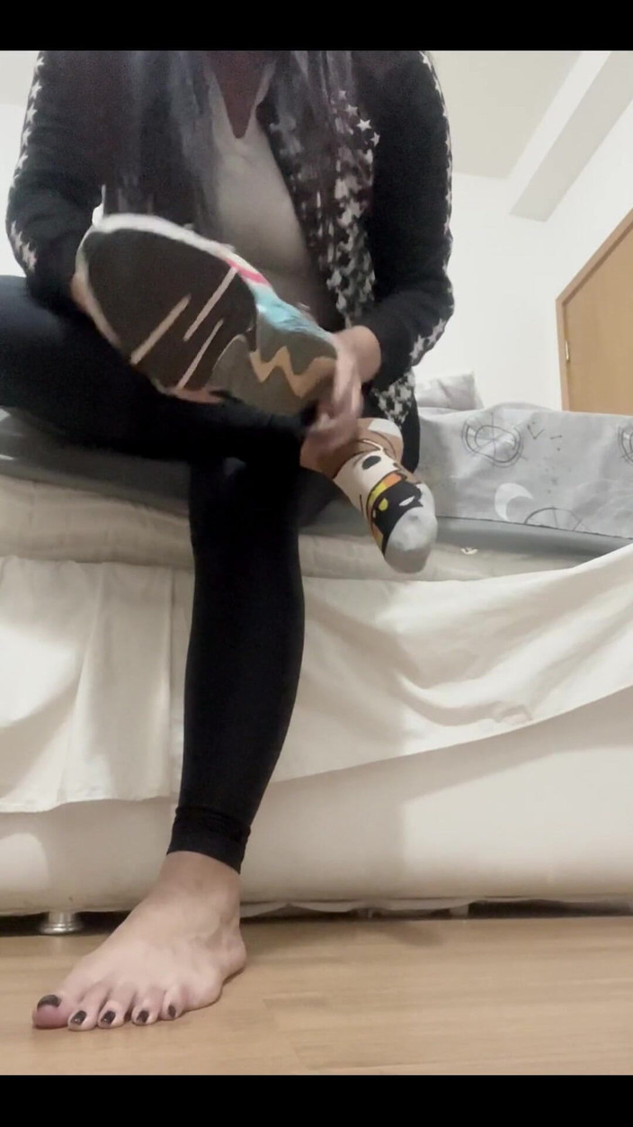 KiffaFeet: J’enlève mes baskets en sueur et super puantes que je...