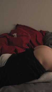 Morgenroutine. Femboy kann nicht helfen, als kissenfick zu machen, um sich deinen engen arsch mit seinem sperma gefüllt vorzustellen