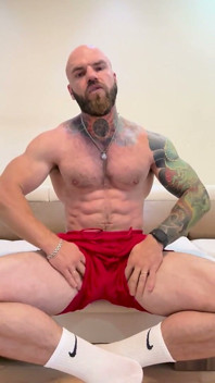 Athlète en short - large à partir du pantalon, se serrant et se frappant dans les couilles
