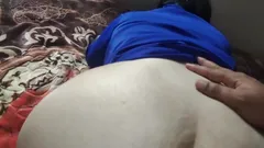 Một người phụ nữ Ma-rốc bị người quản lý của chồng đụ và bảo anh ta đừng vào bên trong