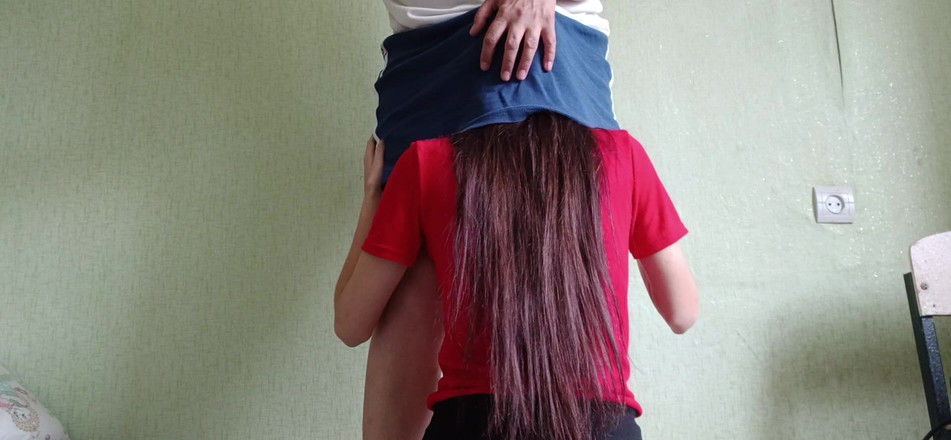 Lesbian-illusion: 내 수줍은 이웃은 묻지 않고 치마 밑으로 올라갔지만 나는 그것을 좋아했다.
