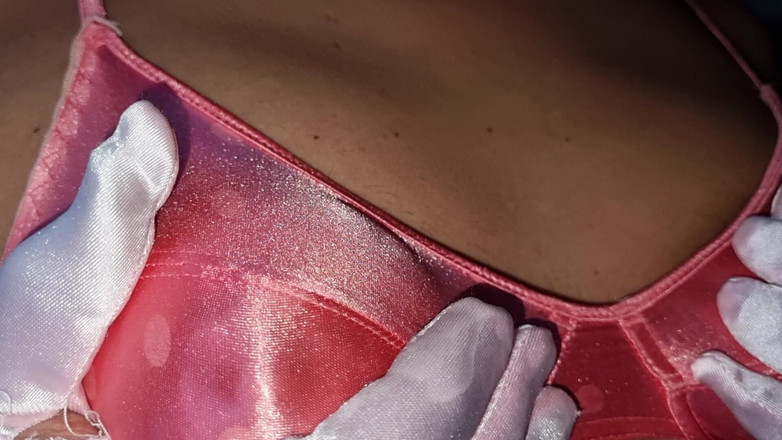 Only bras: とがったおっぱいのクラシックなサテンブラ vs. サティ