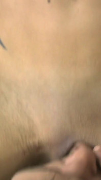 Morena milf con enormes tetas monta joven semental en su oficina