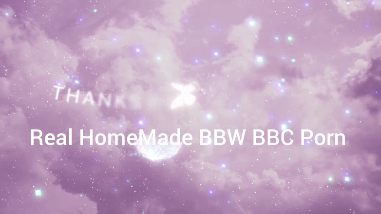 Super sexy ebony cuties: 四つん這いで近距離でおしっこをする