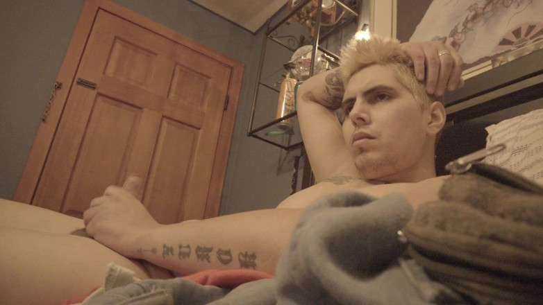 Andy snickerz: Il giovane gay tatuato non circonciso mostra cosa c'è