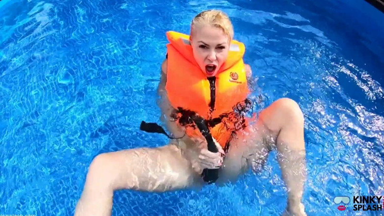 UKCuteGirl Lucy Lauren: Life Jacket Vibe Play di kolam