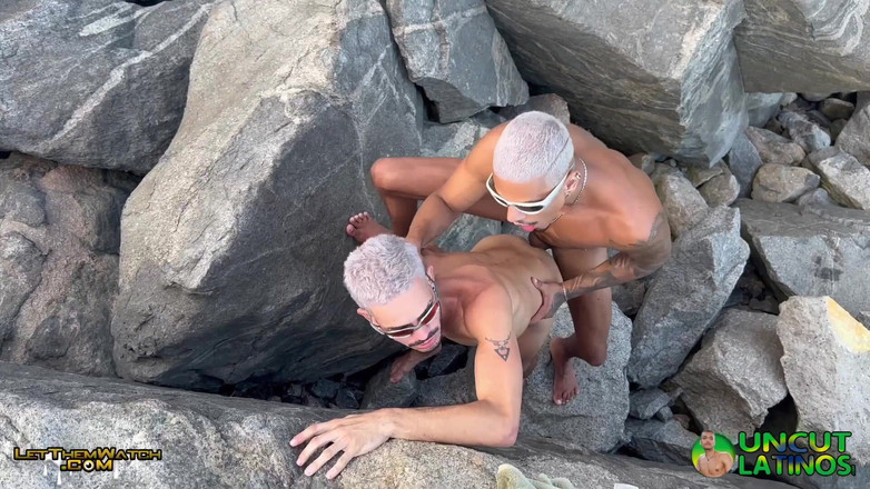 Uncut Latinos: 3 латину с большой елдой трахают без презерватива на публичном пляже, хардкорный анал с Yuri Diaz