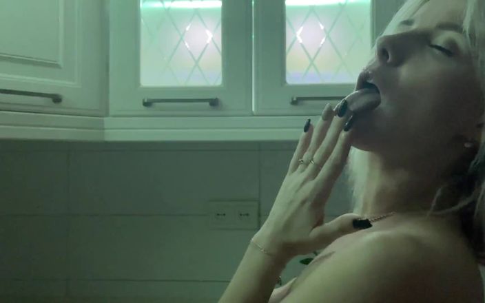 Viky one: Romantisk och passionerad video av en skönhet med stora tuttar