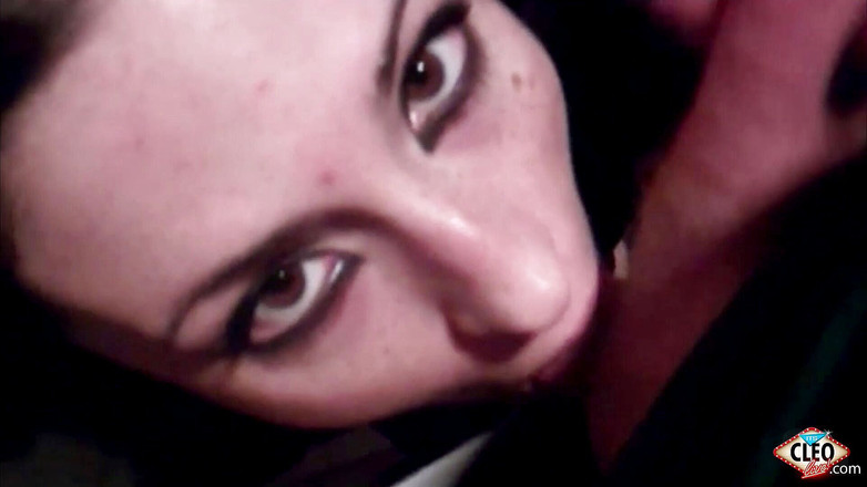 Cleo: Cleo succhia il cazzo in un teatro!!