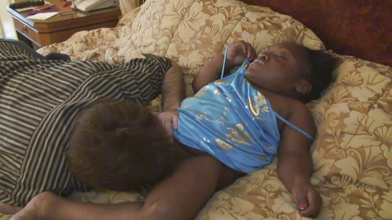 Cum on Weird: Ebenová trpaslice je postříkaná na břicho