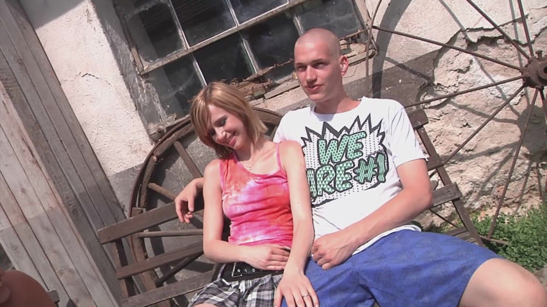 German amateur - 100% German hardcore videos: Süßes teenie wird vor ihrem freund gefickt