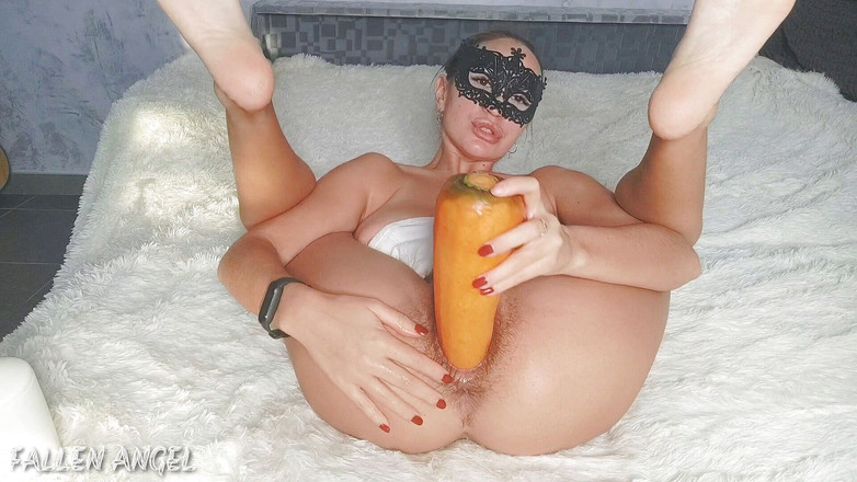 Luna Woxy: Zanahoria gigante se estira el coño apretado muy ancho