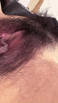 Une MILF japonaise à la chatte extrêmement poilue se fait baiser par son beau-fils