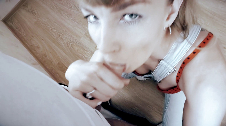 Sasha Bikeyeva: Amateur pijpbeurt van een schattig meisje in spijkerbroeken overall met...