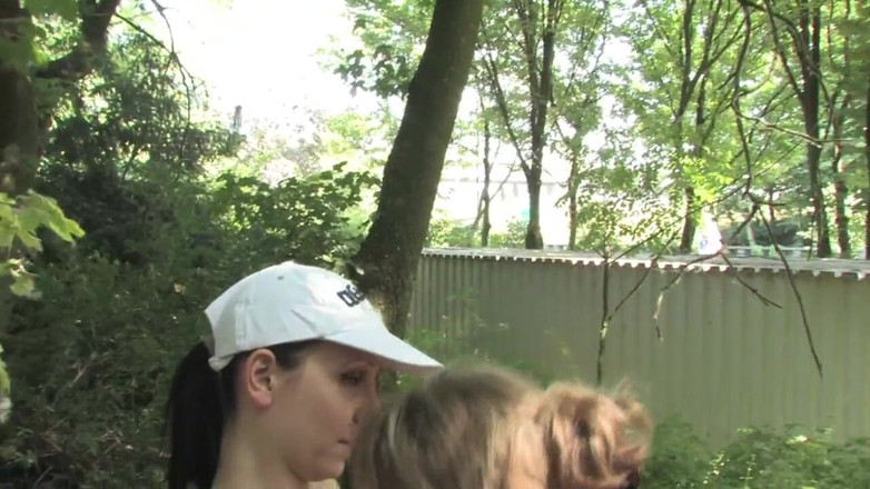 Slutty Milf: Utomhushandling med en brunettbrud som suger underbar tjock kuk
