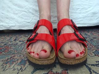 Lady Victoria Valente: Ayak parmak fetişi - kırmızı patentli deri birkis birkenstock ayak parmaklarımı...