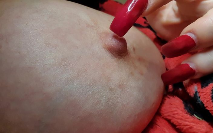 JJ Jewel BBW: Napalona BBW bawi się 36jj cyckami i sutkiem
