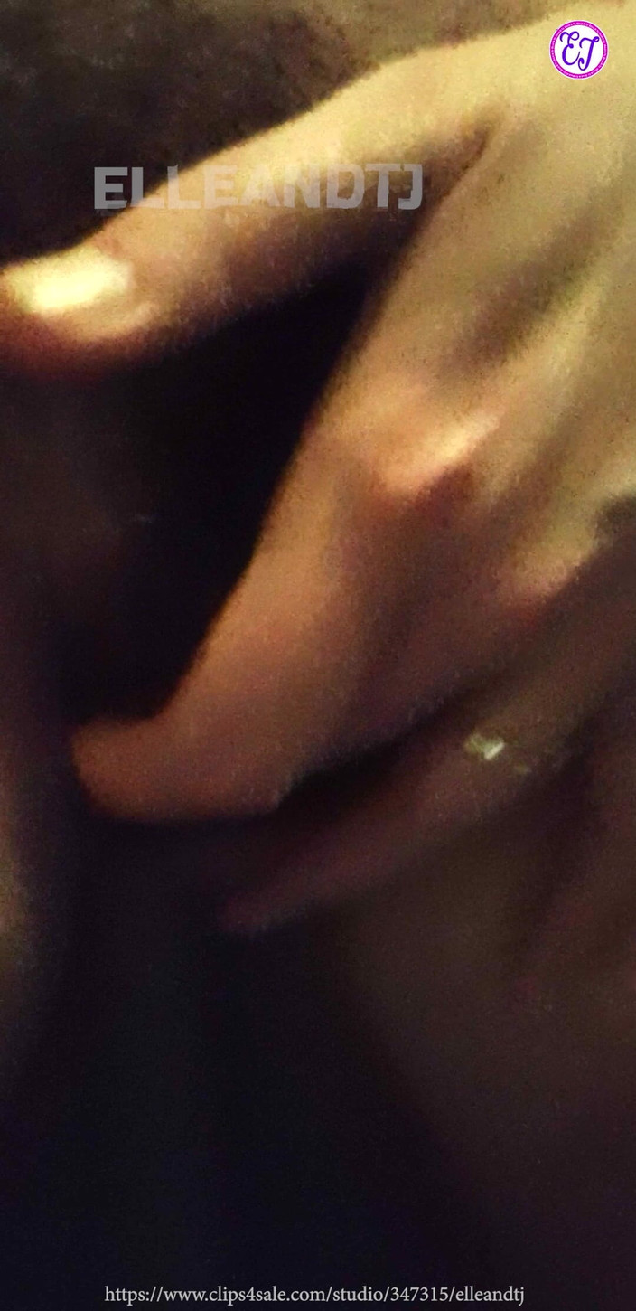 elleandtj: MILF berbulu menjolok dirinya