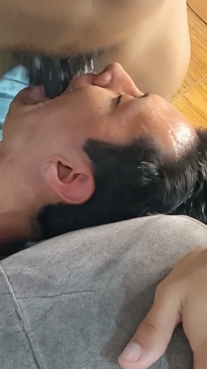 deepthroatec: Deepthroat berair tanpa henti