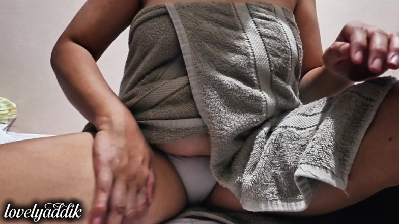 Lovelyaddik: Une nouvelle douche a éjaculé sur sa demi-sœur des toilettes