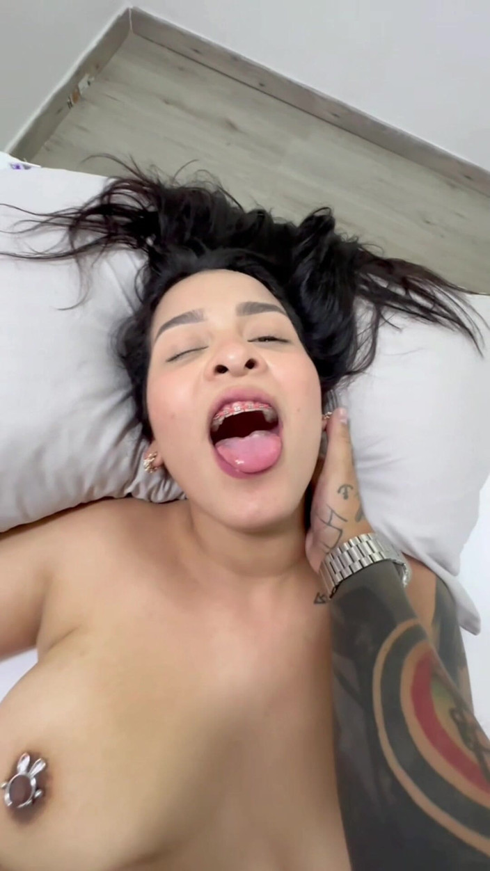 BABYY_HAN: Pago La Pubblicità a Un Influencer Con La Figa Stretta...