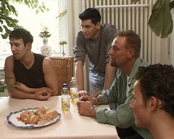 BB Video - Old School: Alman amatör genç kız ateşli bir esmerle grup seks yapıyor