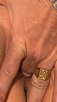 Madura morena MILF consigue su cara empapada de esperma