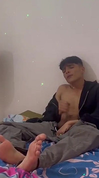 Andreszp Shoots a Load in His Bedroom