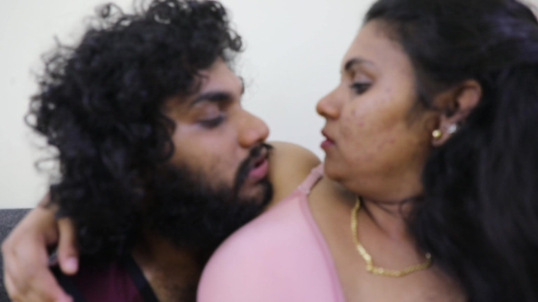 Vaigavarun45: 使用人のジャヌがテレビを見ながらボスと熱いセックスを楽しんでいる、マルが使用人とボスがソファで熱いセックスをしている。テレビをワッチングしている
